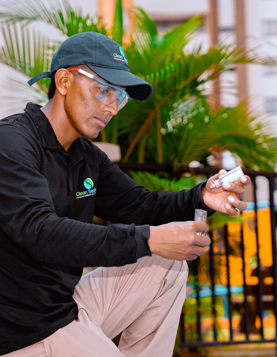 Técnico especialista comprobando el pH del agua de una piscina con kit de análisis. Servicio de mantenimiento y limpieza de piscinas para empresas.
